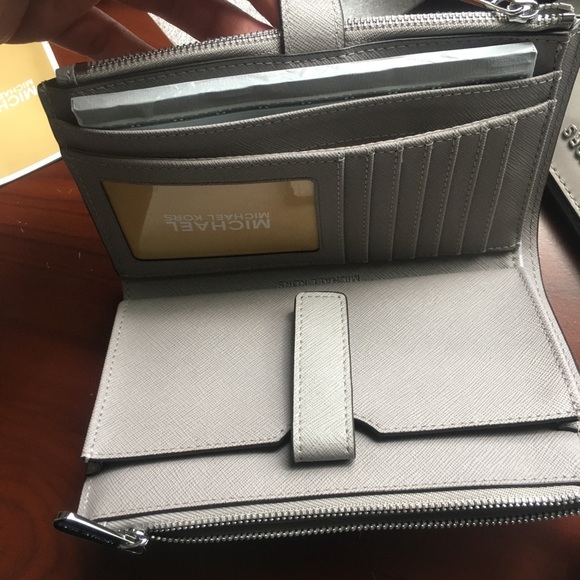 New Michael Kors Large Double Zipper wallet - Picture 7 of 7